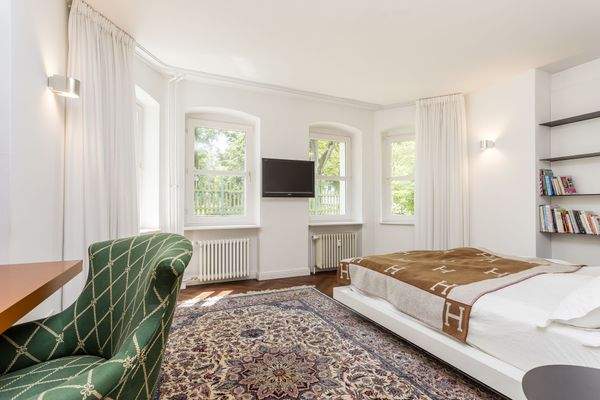 Lichtdurchflutetes Schlafzimmer im Souterrain