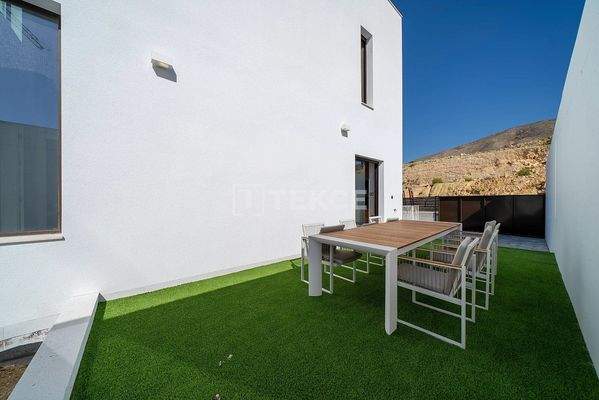 Villas in Proximity to the City in Finestrat Alicante
