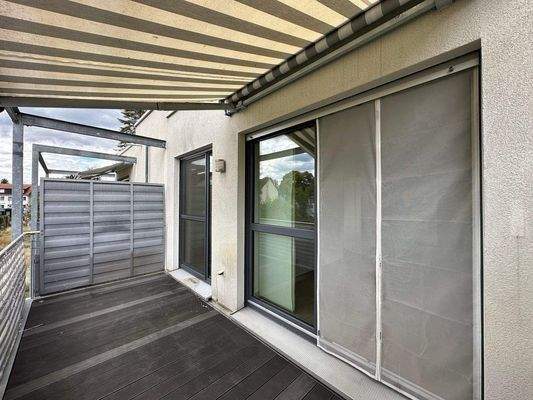 Balkon mit elektrischer Markise