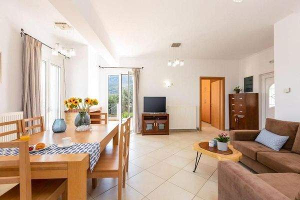 Kreta, Kournas: Spektakuläre Villa mit Tennisplatz nahe des Kournas-Sees zu verkaufen