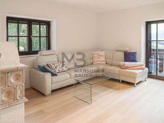 Wohnzimmer mit Holzofen im Obergeschoss - soggiorno con stufa a legna al piano superiore