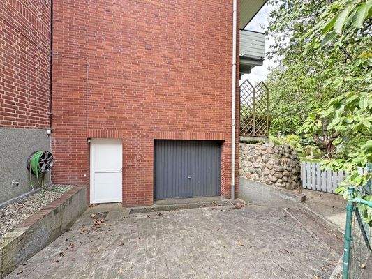 Tor Garage und Zugang Keller