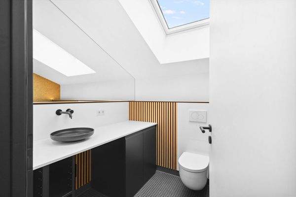 Voll ausgestattetes Bad mit Dusche