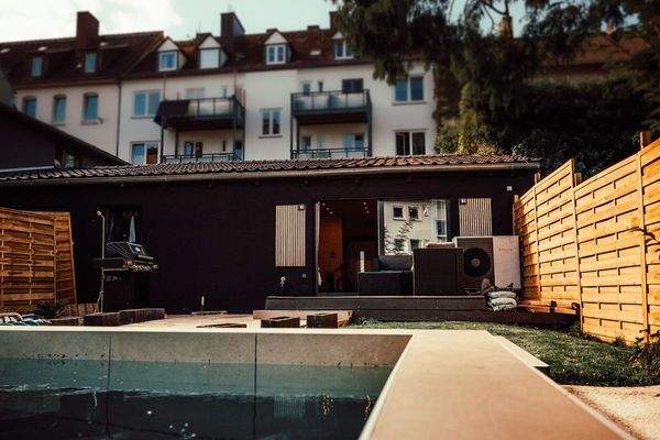 Blcik aufs Haus vom eigenen Pool