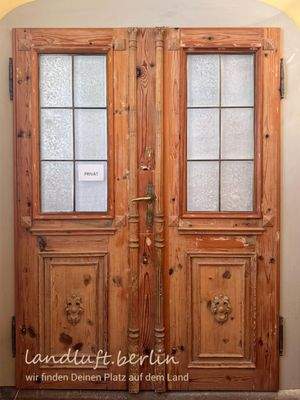 Tür in Richtung 2. OG, aktuell in den Privatbereic