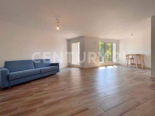 Großzügiger Wohnbereich mit Zugang zur Loggia