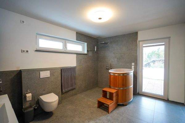 Bad en Suite mit Sauna und Eisfass