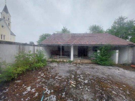 Drei überdachte Stellplätze