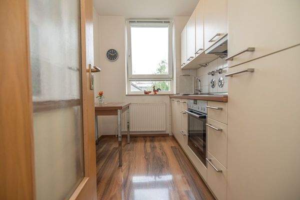 Schlichte Fronten vergrößern die schmale Küche optisch