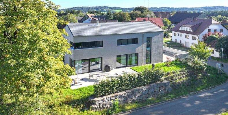 West Ansicht mit Sonnenterrasse