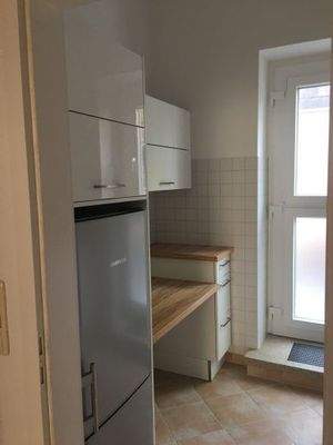 Die Einbauküche mit Zugang zur Terrasse