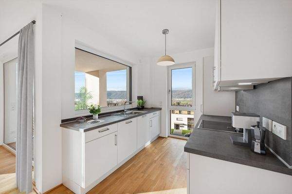 Moderne Küche mit Aussicht