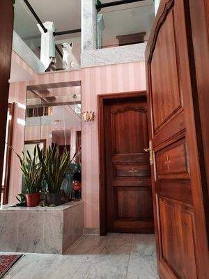 Eingang Galerie,mit massiven Nußbaum Türen 