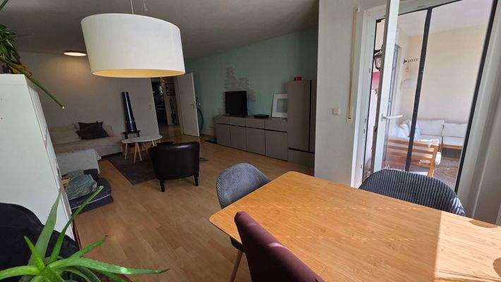 Wohnzimmer mit Balkon