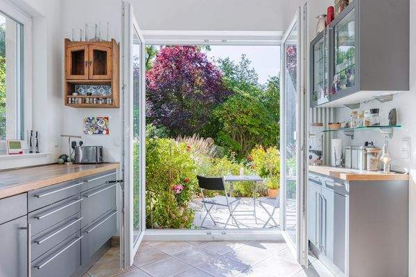 Küche mit Terrasenzugang