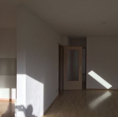 Wohnzimmer mit offener Küche