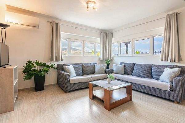 Ligaria: Villa mit drei Wohnungen und Pool zu verkaufen