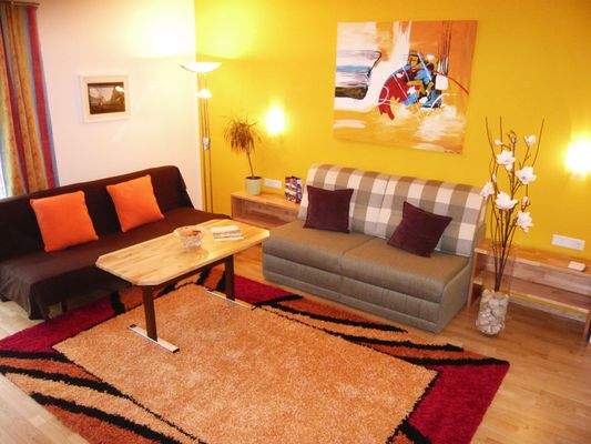 Wohnzimmer mit ausziehbarem Sofa