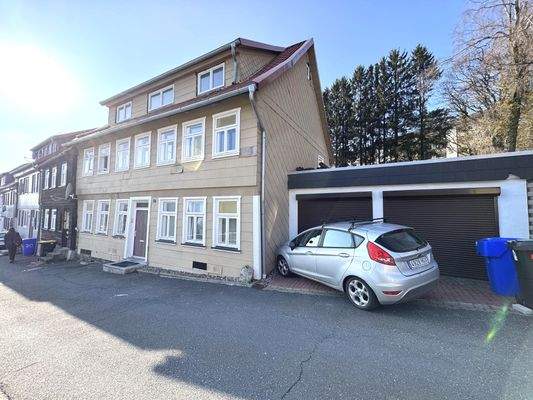 Ansicht mit zwei Garagen