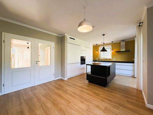 Küche mit beeindruckenden Flügeltüren