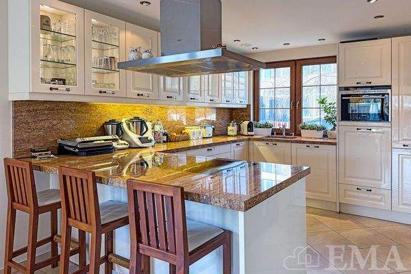 Küche mit Einbauküche