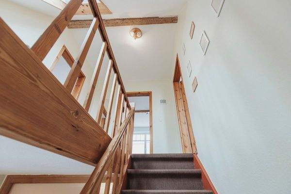 Treppenaufgang in das Obergeschoss 