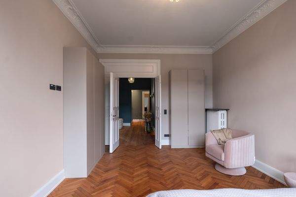 Zimmer III mit Blick zum Flur  