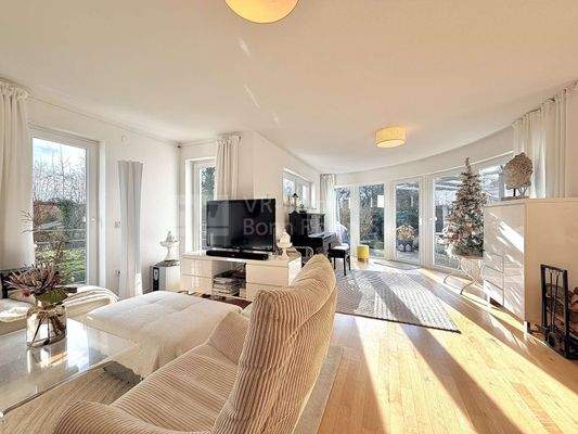 Heller Wohnraum mit Fenster