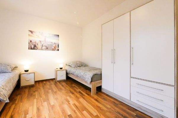 093 1 Schlafzimmer1 Schrank (1 von 1)