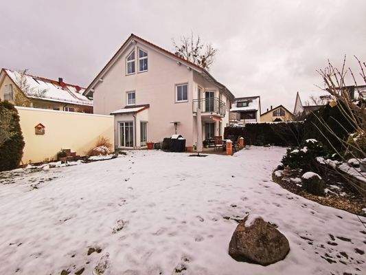 Großer, eingewachsener Garten