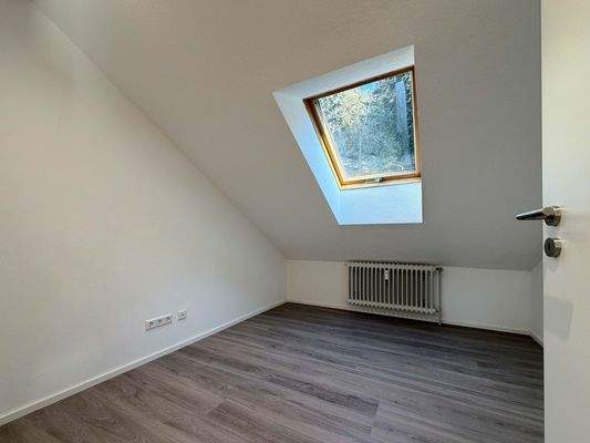 Schlafzimmer 1: Ruhiger Rückzugsort unter der Dachschräge für erholsame Nächte