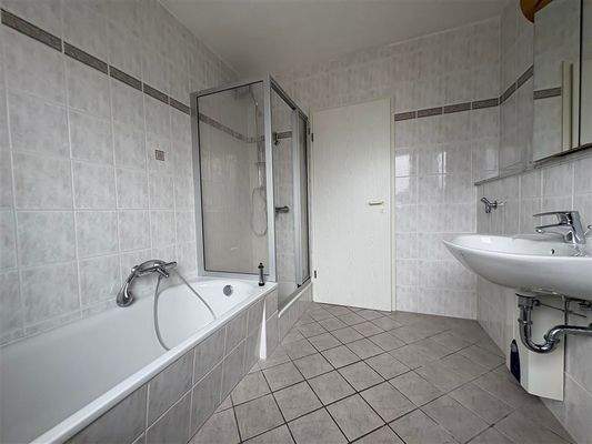 Badezimmer mit Fenster, Dusche und Badewanne