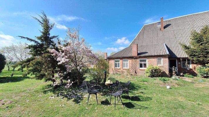 Sitzgruppe vor dem Wohnhaus 105505.jpg