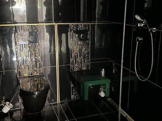 das luxuriöse vollgeflieste Bad