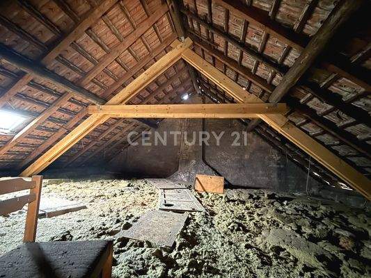 Großes Dachgeschoss mit Möglichkeiten