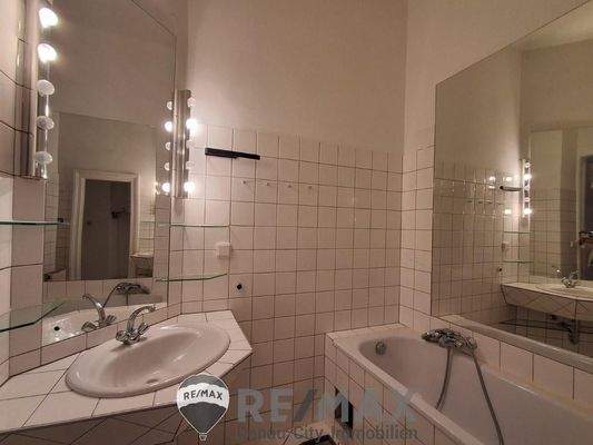 9 Bad mit Wanne MTW 1020