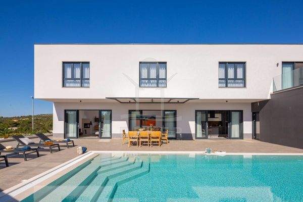 Hochmoderne Ästhetik zeichnet das Exterieur aus