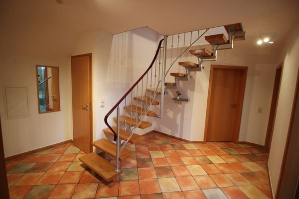 2 Flur mit Treppe ins Dachgeschoss.JPG