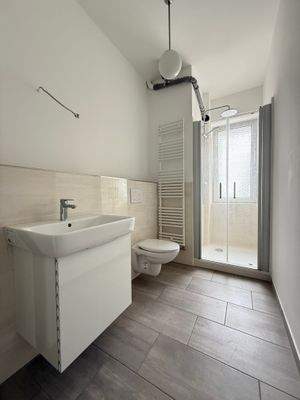 Modernes Duschbad mit Fenster