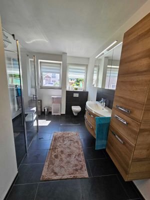 Bad mit Dusche und WC