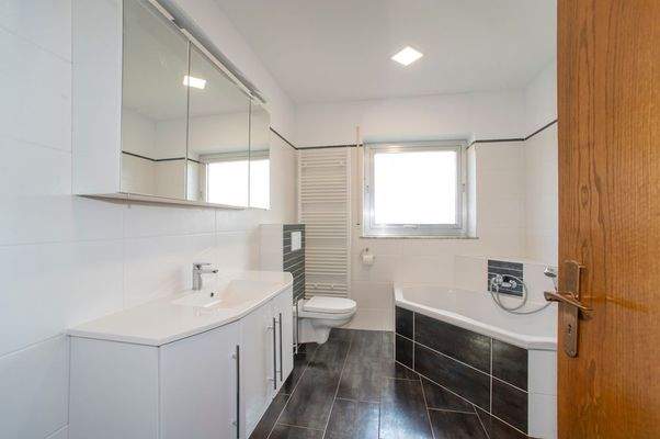 modern und neuwertig Bad 1 EG