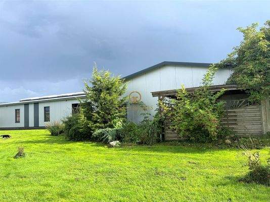 Hinteransicht mit Grundstück