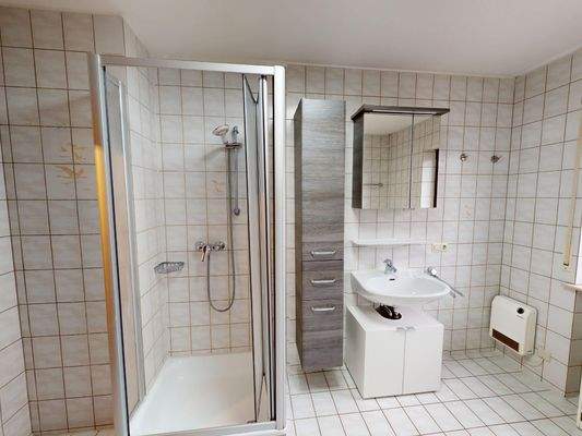 Großes Badezimmer mit Dusche und Badewanne