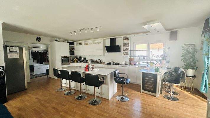 Küche und Wohnzimmer