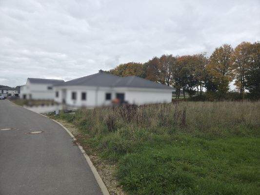 Grundstück seitlich