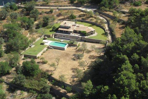 Exklusive Finca mit großem Garten und Pool eingebettet in die Natur