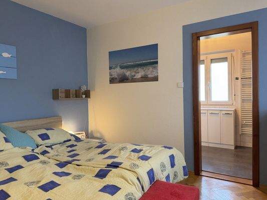 ... mit angrenzendem Bad