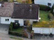 Zwei Garagen für die Fahrzeuge