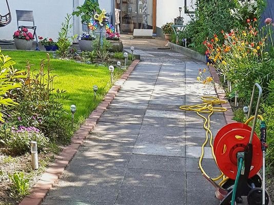 Blühender Garten Bild 1