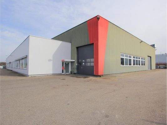 Zufahrt Halle und Bürotrakt